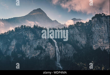 Stimmungsvolle Bedingungen an den berühmten Reichenbachfällen, wie sie von Meiringen im Berner Oberland der Schweiz aus gesehen werden. Stockfoto