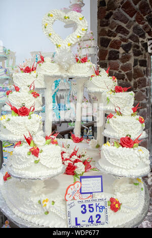 Weiß Hochzeit Kuchen mit rote Rose an PAS ELERIA IDEAL, ein Bäcker, Mexiko City, Mexiko Stockfoto