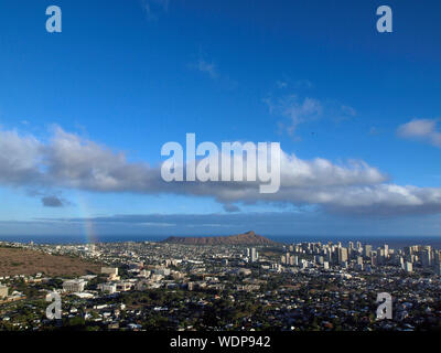 Regenbogen über Manoa, die Stadt Honolulu und den Diamond Head auf der Insel Oahu im Staat Hawaii an einem schönen Tag. Stockfoto