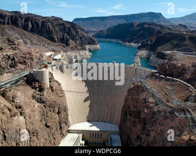 Luftaufnahme der Hoover Dam, Lake Mead, und der Straße zum Damm, eine Momentaufnahme von Bypass Brücke an der Grenze von Arizona und Nevada, USA übernommen. Juli 2011 Stockfoto