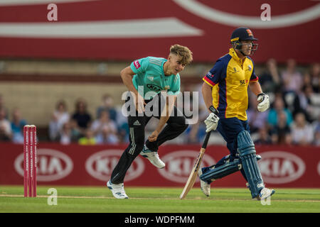 London, Großbritannien. 29 August, 2019. Sam Curran Bowling für Surrey gegen Essex in der Vitalität T20 Blast Match am Kia Oval. David Rowe/Alamy leben Nachrichten Stockfoto