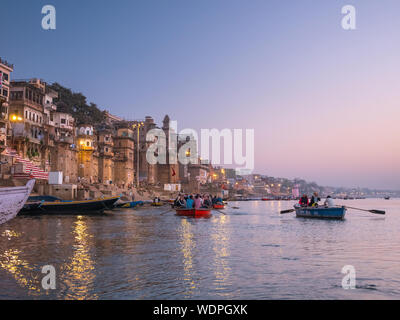 Anzeigen von Varanasi Ghats und lokalen Booten über von der Ganges in Varanasi, Uttar Pradesh, Indien, Asien Stockfoto