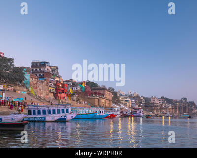 Anzeigen von Varanasi Ghats und lokalen Booten über von der Ganges in Varanasi, Uttar Pradesh, Indien, Asien Stockfoto