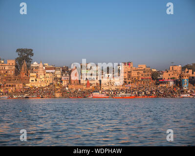 Blick auf überfüllten Ghats über von der Ganges in Varanasi, Uttar Pradesh, Indien, Asien Stockfoto