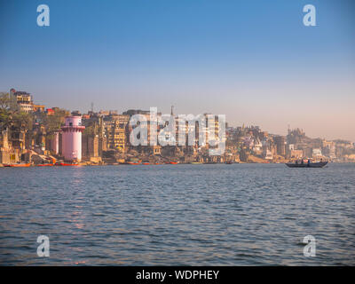 Blick auf Manikarnika Ghat über von der Ganges in Varanasi, Uttar Pradesh, Indien, Asien Stockfoto