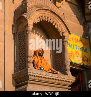 Sadhu heiliger Mann Meditieren auf der Tempel der Fensterbrüstung, Varanasi, Uttar Pradesh, Indien, Asien Stockfoto