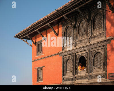 Sadhu heiliger Mann sitzen in Fenster, lesen In alten hinduistischen Nepali-Tempel, zu Gott Shiva, Varanasi, Uttar Pradesh, Indien, Asien gewidmet Stockfoto