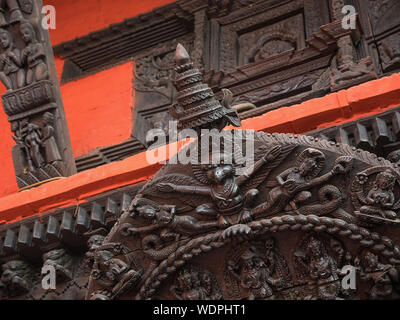 Holz schnitzen an alten hinduistischen Nepali-Tempel, zu Gott Shiva, Varanasi, Uttar Pradesh, Indien, Asien gewidmet Stockfoto