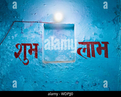 Red Sanskrit auf blauen Wand in Varanasi, Uttar Pradesh, Indien, Asien geschrieben Stockfoto