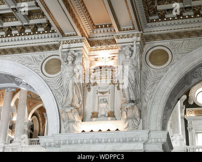 Große Halle. Detail der gekoppelten Skulpturen von Minerva Minerva des Krieges und des Friedens. Bibliothek des Kongresses Thomas Jefferson, Washington, D.C. Stockfoto