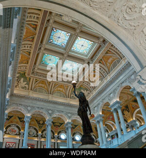 Große Halle. Blick auf die Decke mit Bronze Statue der weiblichen Figur auf newel post Holding eine Fackel der elektrisches Licht. Bibliothek des Kongresses Thomas Jefferson, Washington, D.C. Stockfoto