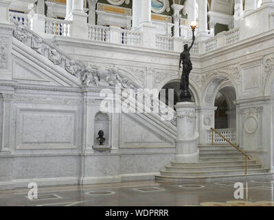 Große Halle. Blick auf die große Treppe und Bronze Statue der weiblichen Figur auf newel post Holding eine Fackel der elektrisches Licht. Bibliothek des Kongresses Thomas Jefferson, Washington, D.C. Stockfoto