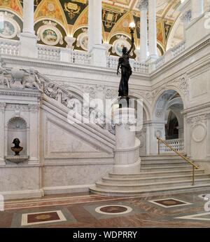 Große Halle. Blick auf die große Treppe und Bronze Statue der weiblichen Figur auf newel post Holding eine Fackel der elektrisches Licht. Bibliothek des Kongresses Thomas Jefferson, Washington, D.C. Stockfoto