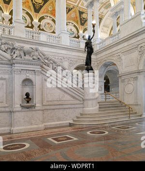 Große Halle. Blick auf die große Treppe und Bronze Statue der weiblichen Figur auf newel post Holding eine Fackel der elektrisches Licht. Bibliothek des Kongresses Thomas Jefferson, Washington, D.C. Stockfoto