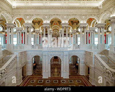 Große Halle. Ansicht der ersten und zweiten Etage, mit Minerva Mosaik im Hintergrund. Bibliothek des Kongresses Thomas Jefferson, Washington, D.C. Stockfoto