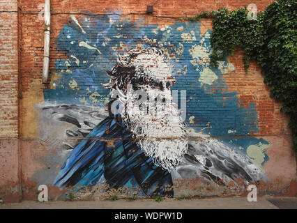 Der russische Schriftsteller Leo Tolstoi in Street Graffiti durch Russische street artist Andrei Shyopot (2016) in Tula, Russland dargestellt. Stockfoto