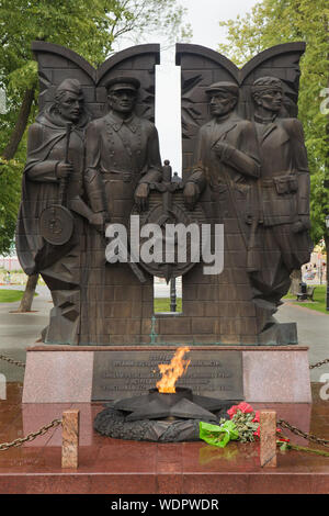 Denkmal für die Mitglieder der sowjetischen Geheimpolizei, die bei der Verteidigung von Tula während des Zweiten Weltkrieges in Tula, Russland gestorben. Das Denkmal wurde von einheimischen Bildhauer Yury Uvarkin wurde im Jahr 2015 enthüllt. Stockfoto