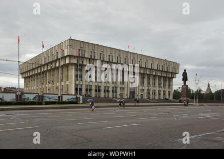 Lenin Monument und das Haus der Sowjets in Tula, Russland. Das Gebäude, in dem die lokale Regierung von Sowjetischen modernistischen Architekten Jewgeni Rozanov entwickelt wurde und im Jahr 1984 abgeschlossen. Stockfoto