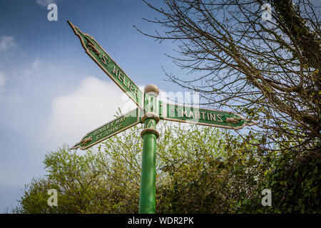 Eine altmodische Schild auf der Insel Jersey, Channel Islands, zeigt in Richtung St Johns, St Helier, St Martins und Bouley Bay Stockfoto