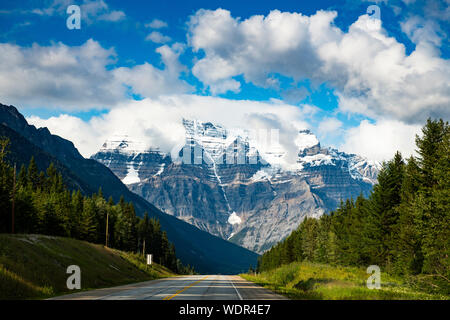 Malerischer Blick auf Mount Robson Gipfel am Yellowhead Highway in British Columbia, Kanada Stockfoto