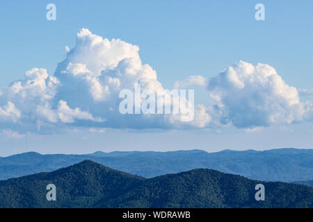 Eine dramatische Wolkenbildung schwebt über den Blue Ridge Bergen, betrachtet aus der Pisgah Inn auf dem Blue Ridge Parkway in Waynesville, NC, USA Stockfoto