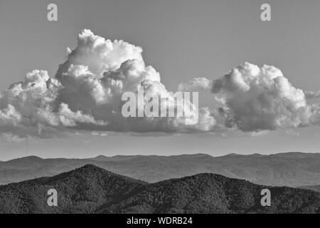 Eine dramatische Wolkenbildung schwebt über den Blue Ridge Bergen, betrachtet aus der Pisgah Inn auf dem Blue Ridge Parkway in Waynesville, NC, USA Stockfoto