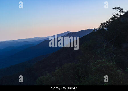 Sumac (Århus) ist auf einem Bergrücken Silhouette, von der Pisgah Inn auf dem Blue Ridge Parkway in Waynesville, NC, USA gesehen Stockfoto