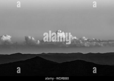 Eine dramatische Wolkenbildung schwebt über den Blue Ridge Bergen, betrachtet aus der Pisgah Inn auf dem Blue Ridge Parkway in Waynesville, NC, USA Stockfoto