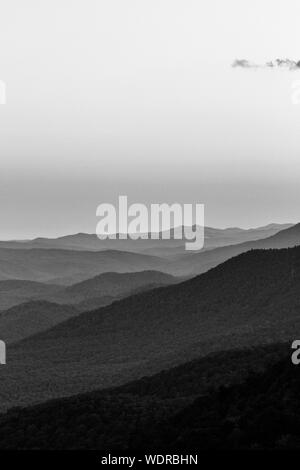 Wellen der Berge in der Ferne, von der Pisgah Inn auf dem Blue Ridge Parkway in Waynesville, NC, USA gesehen Stockfoto