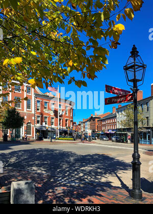 Portsmouth, NH/USA - 16.Oktober 2018: Straße Licht und Blätter im Herbst an der Ecke des Kongresses und angenehmen Straßen im Marktplatz. Athenaeum in zurück. Stockfoto