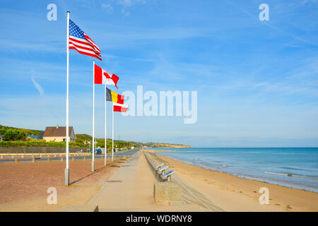 Die Landung an der Küste der Normandie in Frankreich, in Omaha Beach Gedenkstätte mit einer Reihe von Flags an einem sonnigen Tag Stockfoto