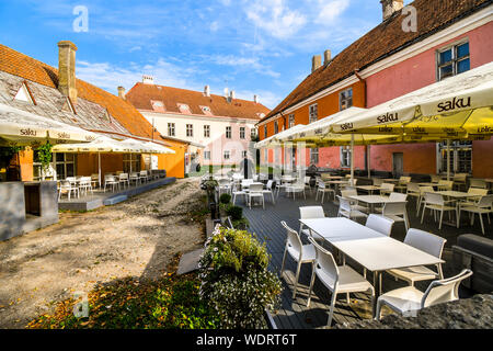 Ein Service Mitarbeiter bereitet ein Café im Freien für Kunden in der mittelalterlichen Bereich der Toompea Hügel, Teil der Altstadt von Tallinn, Estland. Stockfoto