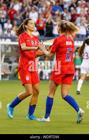 Philadelphia, Pennsylvania, USA. 29 Aug, 2019. August 29, 2019: United States vorwärts Tobin Heide (17.) ihr Ziel feiert mit mittelfeldspieler Morgan Brian (6) Während der Victory Tour Match zwischen Portugal und den Vereinigten Staaten an der Lincoln Financial Field in Philadelphia, Pennsylvania. Christopher Szagola/CSM Credit: Cal Sport Media/Alamy leben Nachrichten Stockfoto