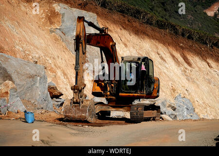 Bagger arbeiten an der Aushub eines Straße, Fels und Erde Stockfoto