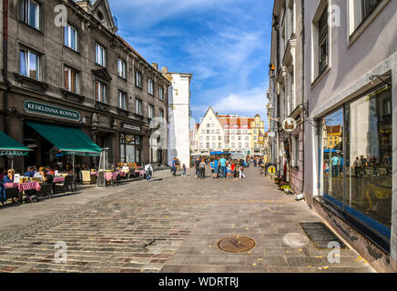 Touristen in ein straßencafe auf einer breiten Straße in Richtung Rathausplatz an einem Sommertag in der mittelalterlichen Baltischen Stadt Tallinn Estland Stockfoto