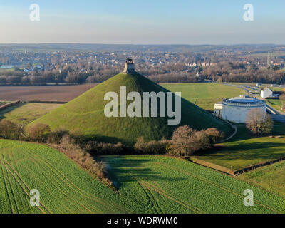 Luftaufnahme der Damm des Löwen mit Farm Land um. Die immense Butte du Lion auf dem Schlachtfeld von Waterloo, wo Napoleon starb. Belgien. Stockfoto