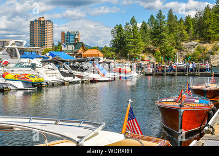 Touristen und Einheimische genießen Sie die jährlichen Wooden Boat Show an der Promenade in der Bergstadt Coeur d'Alene, Idaho, Im inländischen Nordwesten. Stockfoto