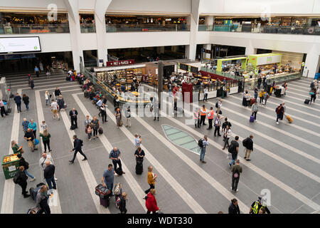 Käufer und Pendler im zentralen Atrium des Grand Central Einkaufszentrum über Birmingham New Street Bahnhof Stockfoto