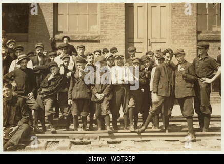 Gruppe vor der indischen Mfg. Co. Jeder in Foto war. Abstract: Fotografien aus den Aufzeichnungen des Nationalen Kinderarbeit Committee (USA) Stockfoto