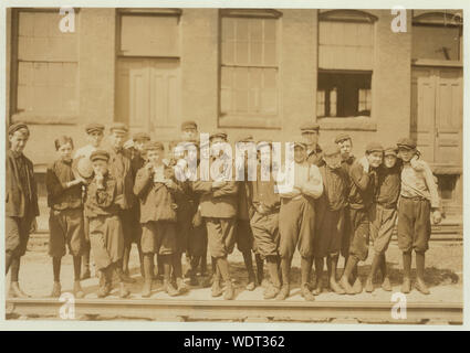 Gruppe vor Indian Orchard Mfg. Co. Jeder in öffentlichen Arbeiten war, (vorherige Listen von Namen siehe ). Abstract: Fotografien aus den Aufzeichnungen des Nationalen Kinderarbeit Committee (USA) Stockfoto