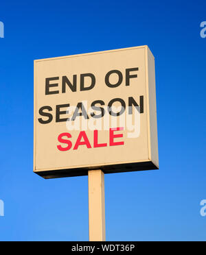 Große outdoor Ende der Saison Verkauf Zeichen Stockfoto