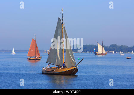 Einen kleinen Niederländischen Kriegsschiff und verschiedene Briggs Segeln rund um den See Veere (Veerse Meer) in Zeeland, Niederlande Stockfoto