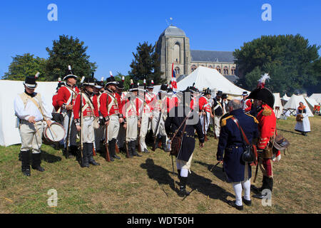 Inspektion der britischen Truppen in der mittelalterlichen Stadt Veere, Niederlande, während der 210Th Jahrestag der Walcheren Kampagne von 1809 Stockfoto