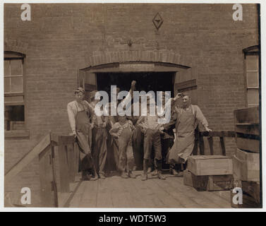 Gruppe der Glas Arbeitnehmer im Shop 6, Illinois Glass Co. Der kleinste Junge ist Polnisch und nicht versteht Englisch (Analphabeten) sah ich ihn bei der Arbeit kurz vor 13.00 Uhr Abstract: Fotografien aus den Aufzeichnungen des Nationalen Kinderarbeit Committee (USA) Stockfoto