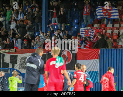 11. September 2012 - Nordirland 1 Luxemburg 1. 2014 WM-Qualifikationsspiel im Windsor Park, Belfast, Nordirland, Großbritannien. Luxemburg Spieler und Fans feiern ihre Zeichnen in Belfast. Stockfoto