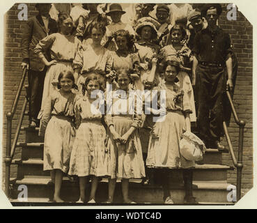 Gruppe von Mädchen und Frauen, Aragón, Mühlen, Rock Hill, S.C. Abstract: Fotografien aus den Aufzeichnungen des Nationalen Kinderarbeit Committee (USA) Stockfoto