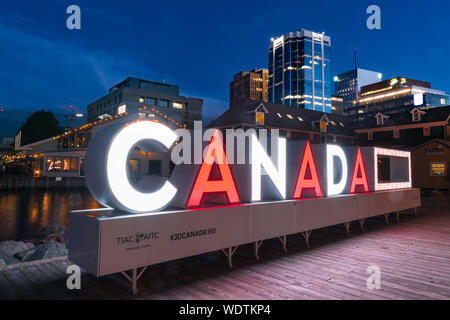 Halifax, Kanada - Juni 18, 2019: Beleuchtete Kanada unterzeichnen aling die Waterfront von Halifax, Nova Scotia. Stockfoto