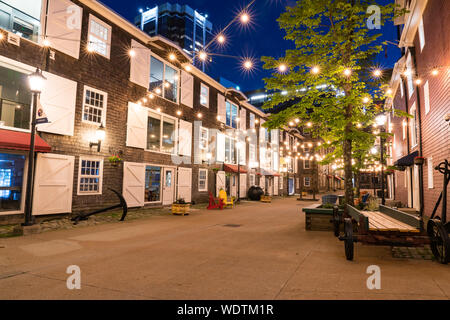 Halifax, Kanada - 18. Juni 2019: Shops in Halifax, Nova Scotia waterfront entlang der historischen Eigenschaften Market Mall Stockfoto