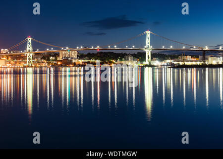 Angus L MacDonald Bridge bei Nacht die Dartmouth nach Halifax, Nova Scotia, Kanada verbindet Stockfoto