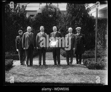 Gruppe, einschließlich Henry Stimson, 3. von links, Herbert Hoover, Mitte, und Charles Adams, 2. von rechts Abstract / Medium: 1 Negativ: Glas 4 x 5 in. oder kleiner Stockfoto